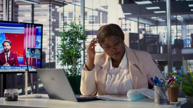 Stresli siyahi iş adamı baş ağrısından rahatsız çalışıyor, ofiste aşırı yüklenmiş ve rahatsız hissediyor. Kadın genel müdür anksiyete ve yorgunlukla ilgilenir. Kamera B.