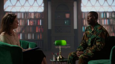 Afro-amerikan askeri travma tedavisi için terapi seansında sıkıntılı görünüyor, içini dökmeye ve acısını paylaşmaya çalışıyor. Travma sonrası stres bozukluğu desteği ve savaşçı için akıl sağlığı tedavisi. Kamera A.