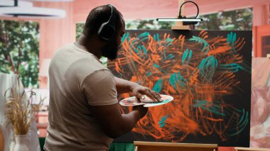 Ressam, suluboya resimleri parmaklarıyla tuvale uygular ve muhteşem bir sanat eseri yaratır. Yaratıcılık ve ilhamı yansıtmak için canlı renkler ve parmak boyama teknikleri kullanın. Kamera A.