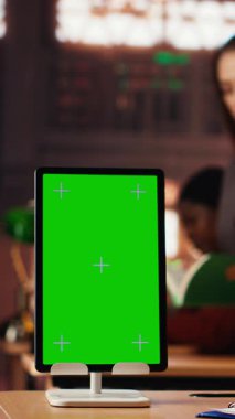 Halk kütüphanesinde dikey video yaşlıları tezlerini kopyalamak için masa başında yeşil bir lambanın altında evrak hazırlıyorlar. Ders kitapları ve çalışma materyalleriyle çevrili yaşlı bir adam.