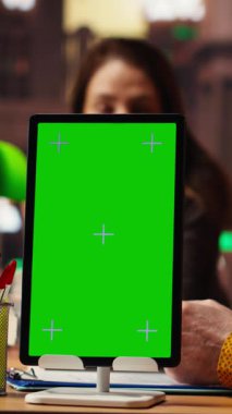 Dikey Video Olgun Takım Arkadaşları klasik kütüphane ortamında birden fazla akademik kaynak ve kitap kullanarak kroma anahtar modelinin yanındaki evrakları gözden geçirir. Kütüphane kaynaklarıyla yer kaplama. Kamera B.