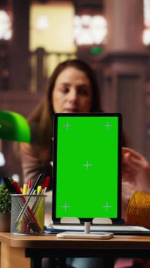Dikey Video Çeşitliliği ekibi, tiyatro provalarına kroma anahtarıyla daldı, bir kütüphanede tiyatro senaryosu okudu ve repliklerini birlikte ezberledi. Karakter geliştirme performansı. Kamera A.
