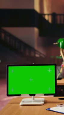 Halk kütüphanesinde dikey video yaşlıları tezlerini kopyalamak için masa başında yeşil bir lambanın altında evrak hazırlıyorlar. Ders kitapları ve çalışma materyalleriyle çevrili yaşlı bir adam.