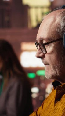 Dikey Yaşlanan Yetişkin, müzik sesiyle kütüphanedeki diğer insanları rahatsız ediyor, yüksek sesle müzik dinliyor ve masada şarkı söylüyor. Son sınıf öğrencisi harika şarkılarla kütüphane kurallarını çiğniyor. Kamera.