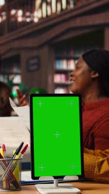 Dikey Video Çeşitliliği ekibi, tiyatro provalarına kroma anahtarıyla daldı, bir kütüphanede tiyatro senaryosu okudu ve repliklerini birlikte ezberledi. Karakter geliştirme performansı. Kamera B.