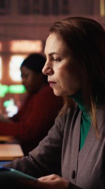 Dikey Video Üst düzey yetişkin öğrencisiyse dizüstü bilgisayarında online akademik materyallerle çalışarak sınav ve tez tamamlama için önemli bilgiler topluyor. Yaşlı adam üniversiteden mezun olma konusunda ciddi.