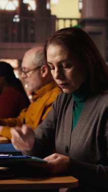 Dikey Video Üst düzey yetişkin öğrencisiyse dizüstü bilgisayarında online akademik materyallerle çalışarak sınav ve tez tamamlama için önemli bilgiler topluyor. Yaşlı adam üniversiteden mezun olma konusunda ciddi.