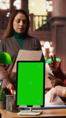 Vertical Video, halk kütüphanesinde eğitim materyallerini araştıran ve okuyan çeşitli insanları yeşil ekranlı şekilde çalışmaya odakladı. Kütüphane kaynaklarını ödevler ve okul sınavları için kullanmak. Kamera.