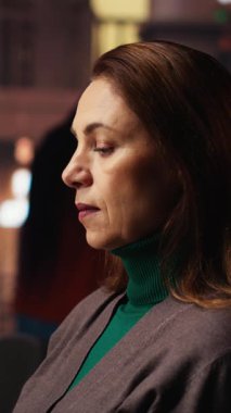 Kitap ve evrak işleriyle çevrili bir çalışma odasında dikey video erişkin öğrenci, üniversite ödevi ve tez yazımına hazırlanıyor, eğitime olan entellektüel bağlılığını gösteriyor. Kamera B.