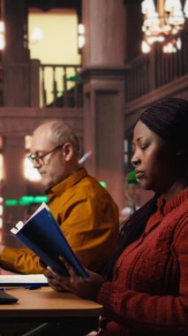 Dikey Video Meslektaşları kütüphanede yüksek sesle okuyan bir kadını rahatsız ediyor, Afrikalı Amerikalı bir öğrenci gürültü şikayetinde bulunuyor ve saygısızlıktan rahatsız oluyor. Kuralları çiğnemek. Kamera A