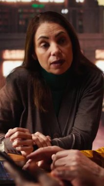 Kütüphanede ders notları yazan, üniversite kampüsünde okuyan ve okuyan çok ırklı bir takım dikey video. Birlikte çalışarak diploma tezlerine hazırlanıyorlar. Kamera A