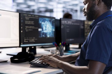 Sistem yöneticisi, sunucu çiftliğini müşterilerin veri işleme gereksinimleri için optimize ediyor. Veri merkezi dişlilerinin verimli çalıştığından emin olmak için AI uzmanı