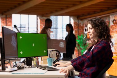 Yeşil ekran PC kullanan AI başlangıçlı ofis yazılım geliştiricisi, makine öğrenme algoritmaları uygulanıyor. Krom anahtar bilgisayardaki kod hatalarını düzeltmek için çalışan yapay zeka teknisyeni.