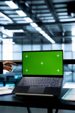 Veri merkezindeki teknisyenler yeşil ekran model laptop kullanıyorlar, sunucu kümelerini denetliyorlar, ağ topolojilerini güncelliyorlar. Krom anahtar defteri kullanan bilişim uzmanları, dengeli işlemleri sağlarlar