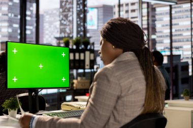 Masasındaki kadın, veri analizi üzerinde çalışıyor. Modelleme ekranının yanında. Etkili bir şirket stratejisi için iş görevleri ve bütçe yönetimi ile meşgul. Analist raporları okuyor.