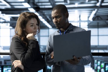 Veri merkezindeki bilgisayar bilimcileri felaket kurtarma planlarını geliştirmek için dizüstü bilgisayar kullanıyorlar. Sunucu çiftliğindeki bilişim uzmanları tartışırken, senaryolar üzerinde testler yaparken, bozulmalar sırasında verileri korurken,