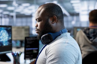 Veri merkezi varlıklarını ve bilgilerini korumak için siber güvenlik önlemleri uygulayan yazılım geliştiricisi. İşlevsel etkinliği artırmak için sunucu tarım işçisi ölçümleri izliyor ve analiz ediyor