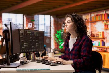 Uygulama oluşturmak için programlama dillerini kullanarak yenilikçi bir başlangıç ofisinde çalışan sistem yöneticisi. Yazılım geliştirme ajansı bilişim uzmanı kodu optimize ediyor, bilgisayar klavyesinde yazıyor