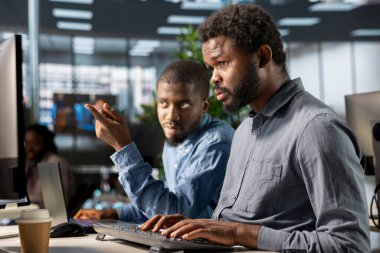 Mali danışman ve meslektaş, kurumsal bir toplantıda kaynak tahsisi ve bütçe planlamasını tartışıyor, kaynakları optimize etmek ve örgütsel hedeflere ulaşmak için stratejiler geliştiriyor.