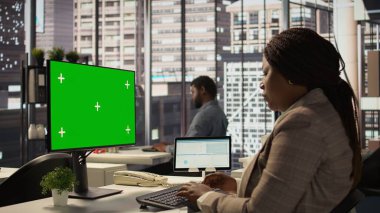 İş yerindeki kadın yönetmen yeşil ekranlı cihazlarla şirket büyümesi için idari görevler üzerinde çalışıyor. Proje amaçlarını desteklemek için performans ölçümleri. Kamera B.