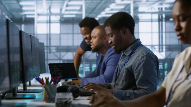 Neşeli sunucu odası çalışanları ofiste birlikte gülerken en az dinlenme süresini garantiliyor. Veri merkezinde eğlenen neşeli mühendisler, veri analizlerini kullanarak performansı izliyorlar, kamera A