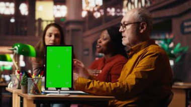 Çeşitli takımlar tiyatro provalarına kroma anahtarıyla daldılar, bir kütüphanede tiyatro senaryosu okudular ve birlikte repliklerini prova ettiler. Karakter geliştirme performansı. Kamera A.