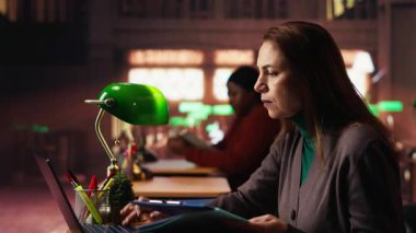 Dizüstü bilgisayarında online akademik materyallerle öğrenim gören son sınıf öğrencisi, sınavlar ve tez tamamlama için önemli bilgiler topluyor. Yaşlı adam üniversiteden mezun olma konusunda ciddi. Kamera B.