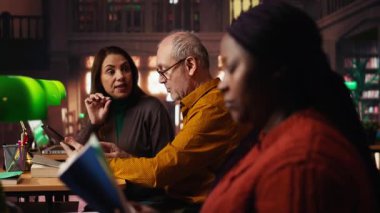 Sinirli bir kadın insanlardan kütüphane kurallarına uymalarını ve sessiz olmalarını istiyor. Sessizliği korumak için kibar bir istek. Yetişkin iş arkadaşları sınav için birlikte çalışıyor, yüksek sesle kitap okuyor. Kamera B.