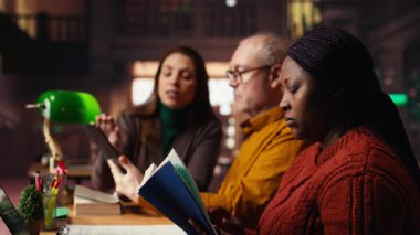 Afro-Amerikalı bir kadın halk kütüphanesinde insanlardan sessizlik istiyor. Toplu çalışmalarından rahatsız oluyorlar. Olgun meslektaşlarım saygısızca öğreniyor. Kamera B.