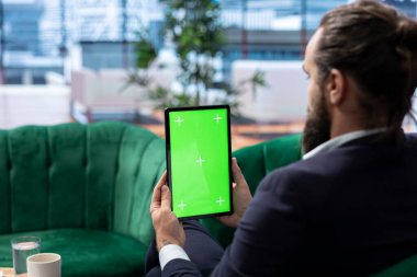 Küresel bir şirketin stratejik CEO 'su yatırım planlarını gözden geçirir, piyasa araştırmalarını değerlendirir ve iş imparatorluğunu daha büyük bir başarıya götürür. Başarı hikayesi.