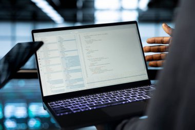 Bilgisayar ve tablet kullanarak veri merkezindeki yazılım geliştiricileri yeşil teknolojileri entegre ediyorlar. Sunucu çiftliğindeki bilişim uzmanları kodlama yapmak, sürdürülebilir enerji çözümleri uygulamak için aygıtlar kullanıyorlar