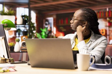 Uzaktan kumandalı bir işçi evdeki laptopta yapılan işi düşüncelere daldırıyor. Apartmandaki Afrikalı Amerikalı tele-işçi tekrarlanan görevlerden sıkılmış hissediyor, not defterindeki işi durduruyor ve hayal kuruyor.