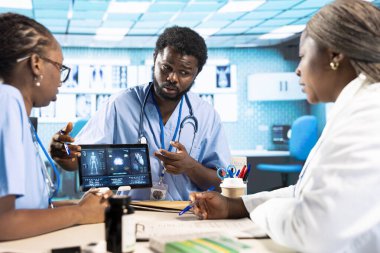 Uzman danışmanlık ve tedavi tavsiyeleri sağlamak için teşhis araçları ve verileri kullanan tıp uzmanları. Profesyonel bir sağlık ortamında ikamet eden bir ekip..