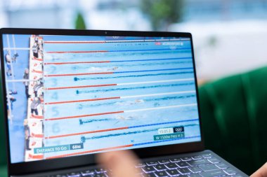 Bükreş, Romanya - 30 Temmuz 2024 - Ofisinde Olimpiyat oyunlarını izleyen ve uluslararası yarışmada ulusal şampiyonu destekleyen adam. Canlı yayını izliyor..