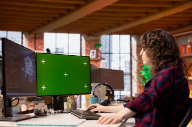 Yeşil ekran PC kullanan başlangıç yönetimi, yapay zeka algoritması kodlaması ve otomasyonu geliştiren makine öğrenme modelleri. Yapay zeka Silikon Vadisi iş yerinde krom anahtar bilgisayar kullanan bir bilişim uzmanı.