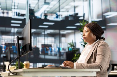 Siyahi yönetici analist finansal bir raporu kesinleştiriyor ve veri içgörülerini gözden geçiriyor, örgütsel ilerleme için bir öngörü geliştiriyor. Profesyonel kadın görev yönetimi ve strateji planlamasında yer aldı.