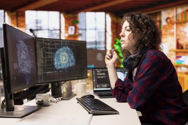 AI start office yazılım geliştiricisi algoritmaları tasarlıyor ve uyguluyor makine öğrenmesini sağlıyor. Bilgisayardaki kod hatalarını düzeltmek için çalışan yapay zeka teknisyeni.