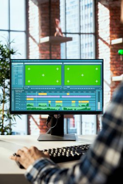 Renk derecelendirme ve ışıklandırma düzenlemesinden önce izole edilmiş ekrandaki film montajını analiz eden video editörü, kapat. Yapım stüdyosu çalışanı Mockup PC üzerinde ham görüntü düzenleme
