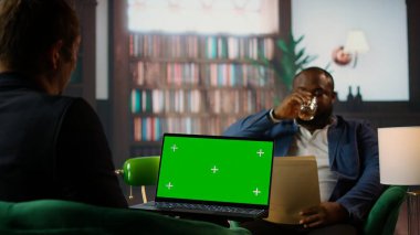 İki gizli ajan CIA 'in güvenli evindeki dava detaylarını inceliyor. İzleme ve veri analizi üzerinde çalışıyor. Ulusal güvenlik görevi için noktaları birleştiriyor. Viski içiyorum. Kamera A.