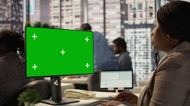 Masasındaki kadın, veri analizi üzerinde çalışıyor. Modelleme ekranının yanında. Etkili bir şirket stratejisi için iş görevleri ve bütçe yönetimi ile meşgul. Analizci rakamları okuyor. Kamera B.