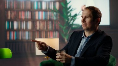 Çeşitli yüksek sosyete üyeleri, lüks bir sosyal kulüpte viski içerek iş konuşmak için toplanıyor. Üst sınıf eğlence ve yaşam tarzının özünü yakalıyorlar. Erkekler kulübü. Kamera B.