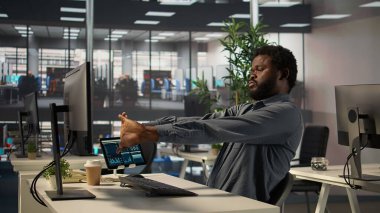 Yatırım stratejisi üzerinde çalışan siyahi iş arkadaşları, dosyalar, CEO 'lar ve karar verme konusunda geniş uzmanlığa sahip asistanlar gibi verilerle iş birliği yapıyorlar. Ofisteki idari görevler. Kamera B.