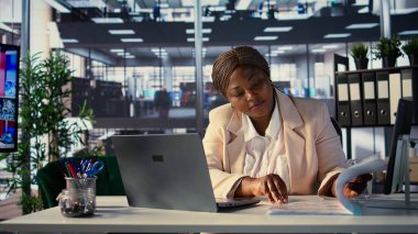 Kararlı kadın CEO mali raporları analiz eder ve geliri artırmak, kararlılığı ve karar verme mekanizmasını geliştirmek için bir büyüme stratejisi geliştirir. İlham verici kadınların güçlenmesi. Kamera B.