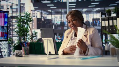 Girişim faaliyetleri için hedeflerini ve hedeflerini paylaşan güçlü iş kadını, potansiyel bir kredi hakkında video konferansında yatırımcılarla görüştü. Hissedarların yürütme gücü. Kamera B.