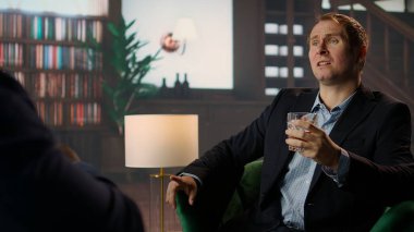 İki yaşlı zengin beyefendi, sosyetik bir kulüpte iş konuşmak için buluşuyor ve sosyete eğlencesinin özünü yakalıyorlar. Çeşitli üst sınıf üyeleri. Kamera A.