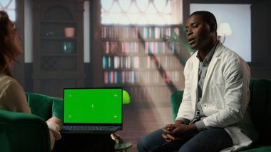 Profesyonel danışman, doktorla terapi seansında bir fotokopi tableti tutuyor. Hastaları kaybettikten sonra travma doktoruna danışıyor. Stres bozukluğu ve kariyerindeki endişeyi tartışıyordu. Kamera A.