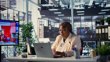 Ofisinde yetkilendirme ve hırsla yönetilen Afrikalı Amerikalı CEO, iş hedeflerine ulaşma ve şirket performansını dinamik bir şirket ortamında artırmaya odaklanıyor. Başarı hikayesi. Kamera B.