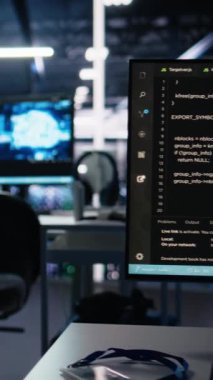 Veri merkezindeki dikey video bilgisayarlar yapay zeka eğitim iş akışlarını ve otomatik altyapı sistemlerini destekliyor. Yüksek teknolojili tesisteki bilgisayar ekranları sunucuların donanım işleme makinesini izliyor.