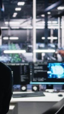 Vertical video programcısı sunucu odasına giriyor, altyapı teşhislerini gözden geçirmek için yapay zekayı kullanıyor. Bilgi işlem merkezi yüksek teknoloji tesisi yapay zeka kullanarak performans verilerini analiz eder.