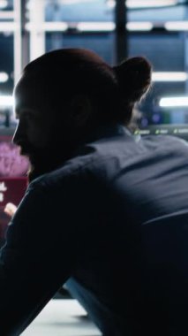 Dikey video Irked Veri Merkezi programcısı, AI teknolojisi kullanırken arızalı teçhizat yüzünden masaları parçalıyor. Mad sunucu merkezi bilişim uzmanı yapay zeka arızası yüzünden hoşnutsuz.